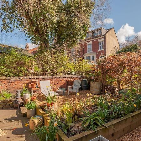 Pass The Keys Wonky Cottage With Amazing Garden Leeds  Buitenkant foto