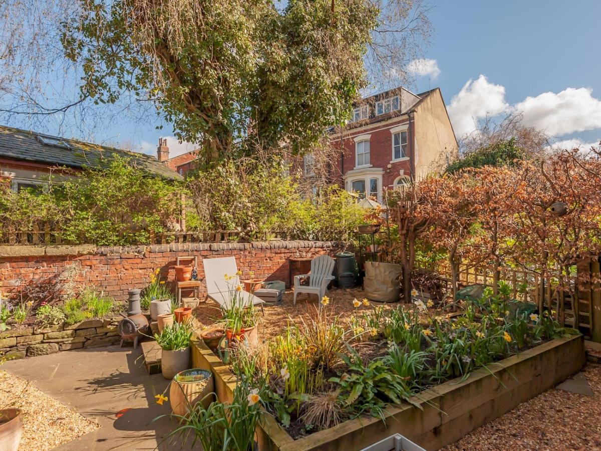 Pass The Keys Wonky Cottage With Amazing Garden Leeds  Buitenkant foto