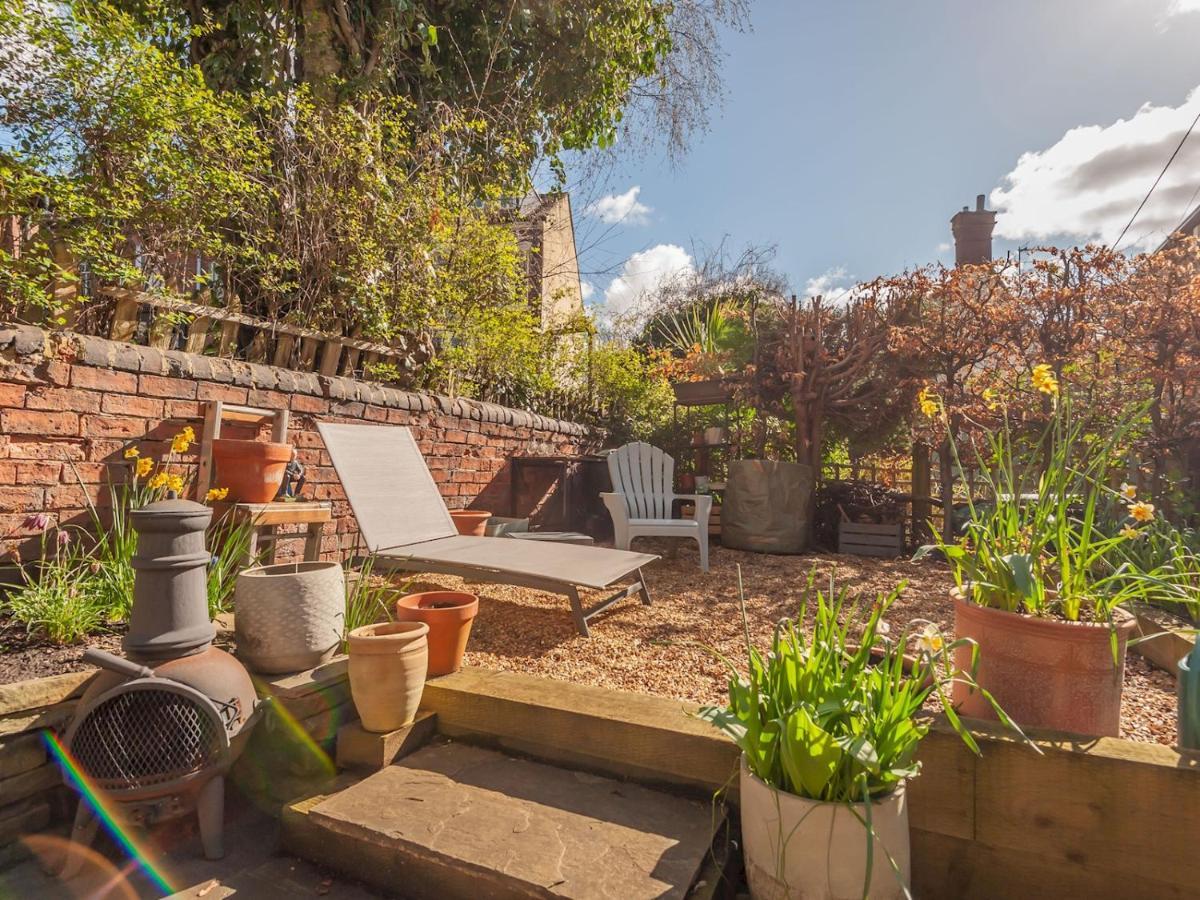 Pass The Keys Wonky Cottage With Amazing Garden Leeds  Buitenkant foto