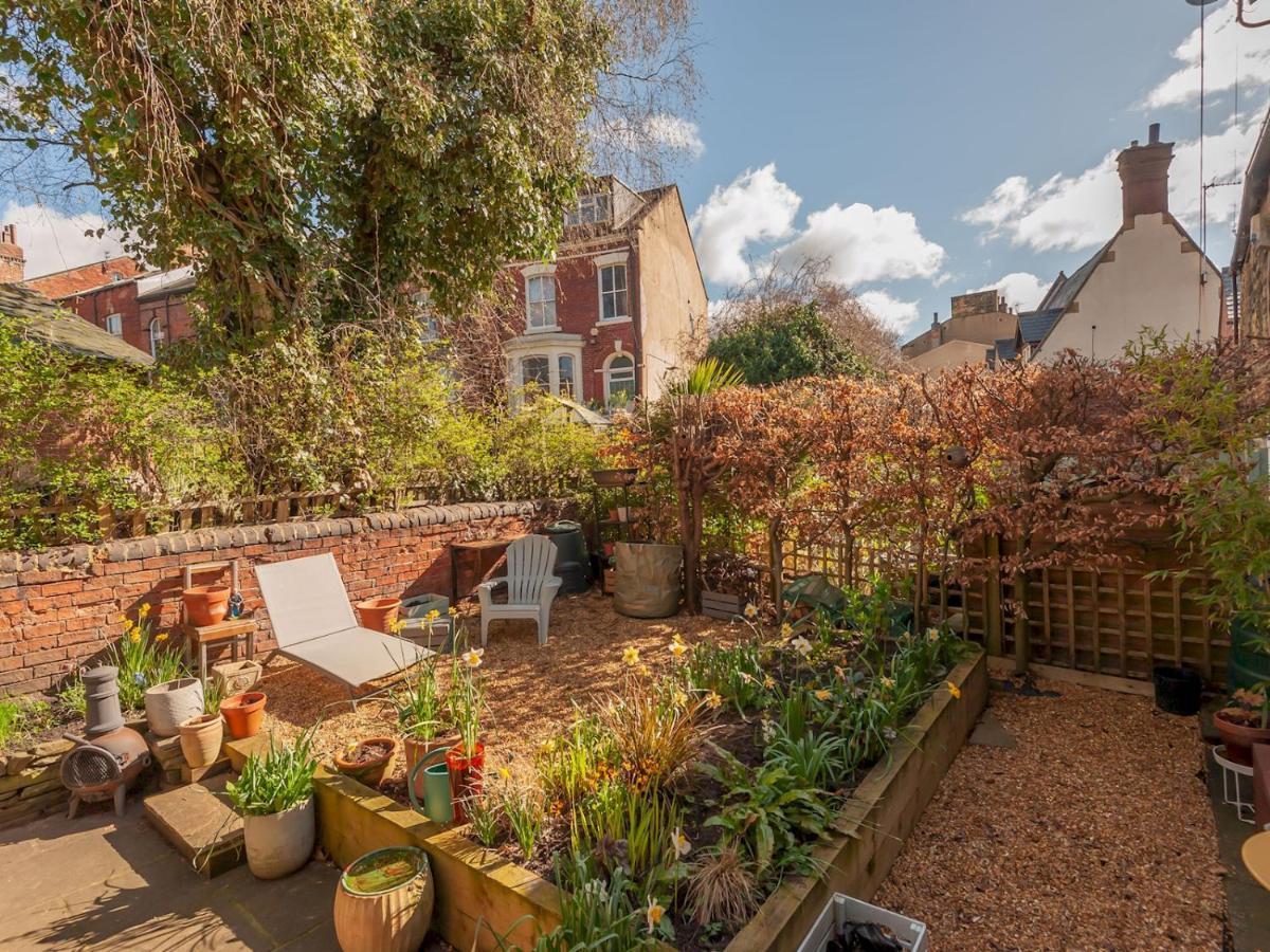 Pass The Keys Wonky Cottage With Amazing Garden Leeds  Buitenkant foto